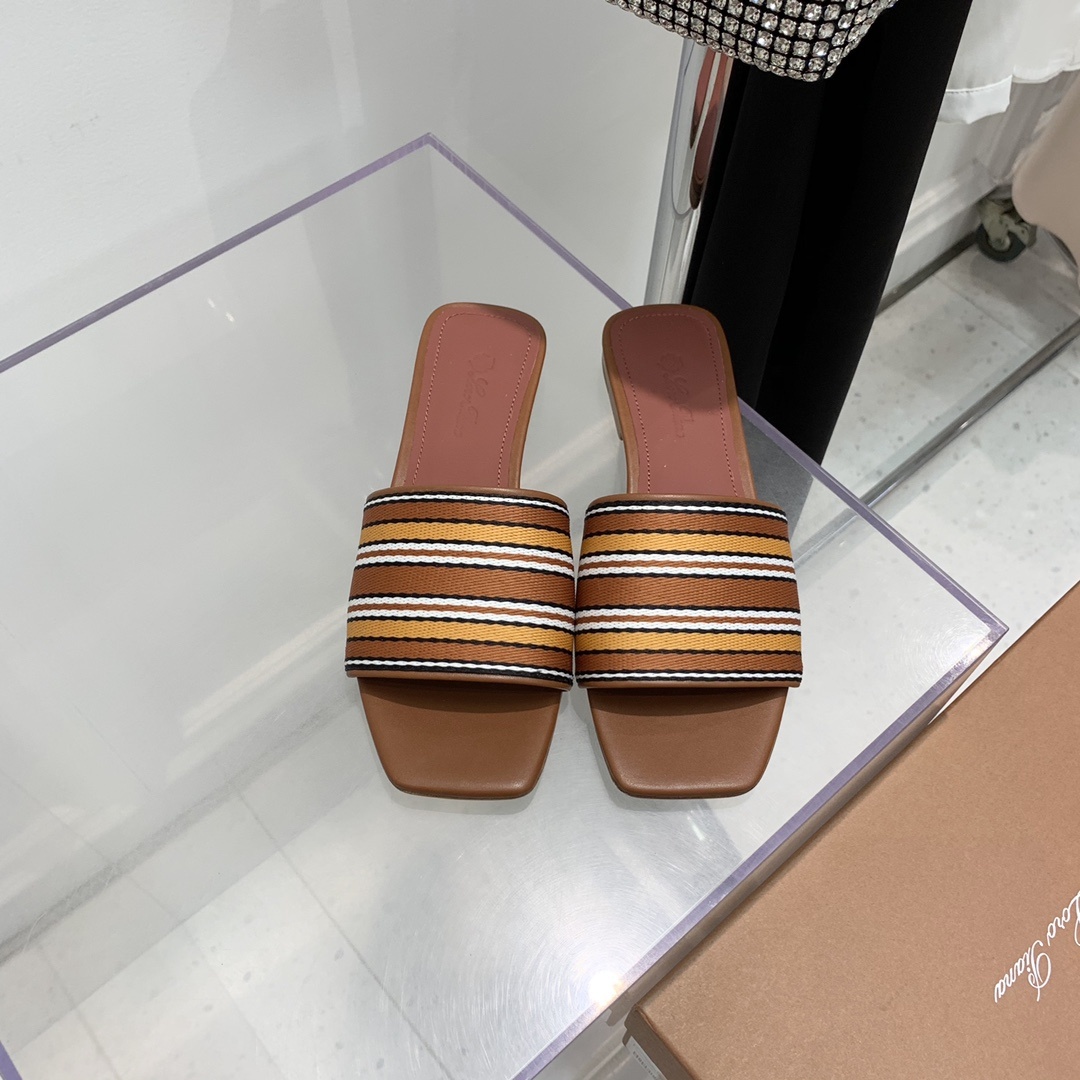 로로피아나 슬리퍼