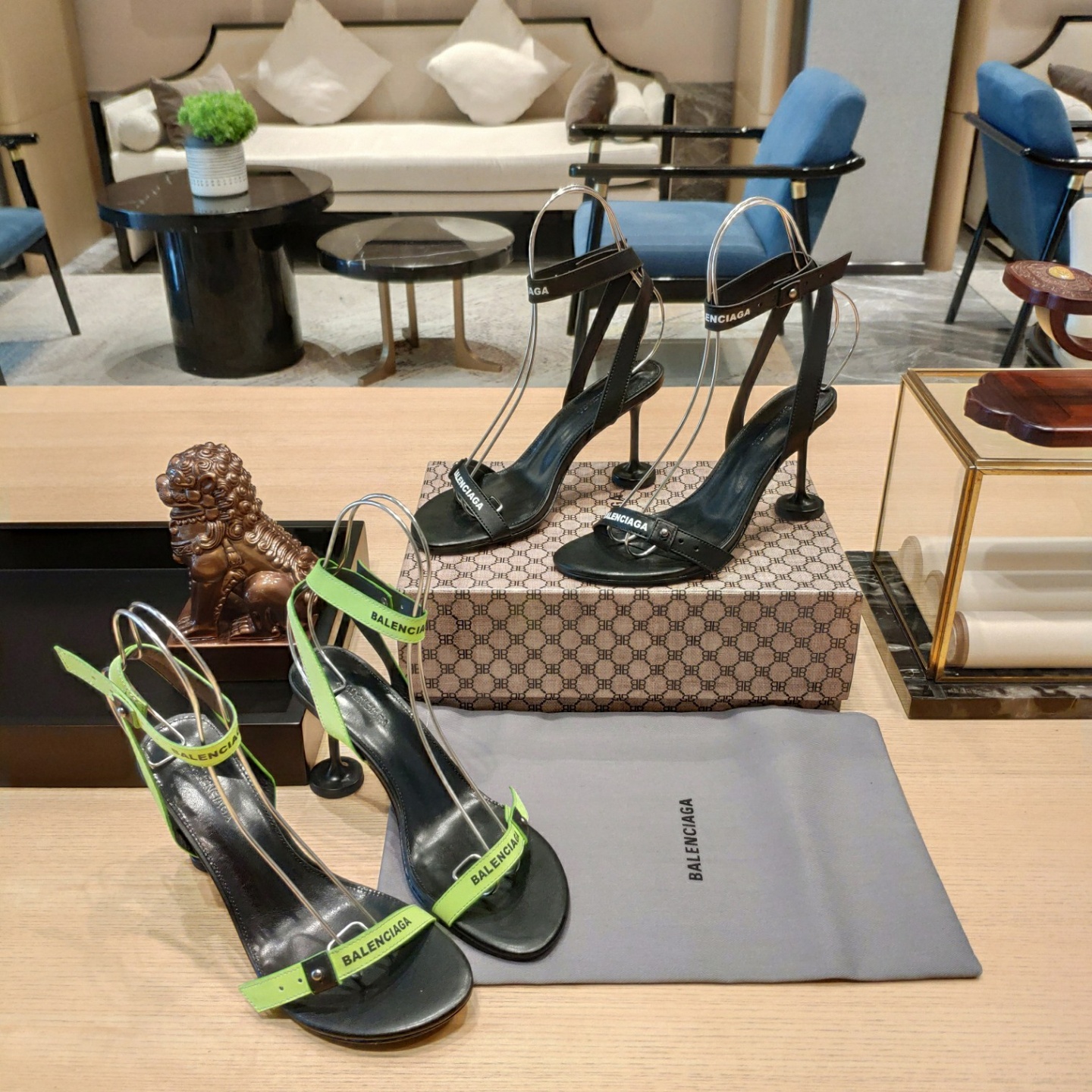 발렌시아가 샌들