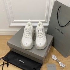발렌시아가 스니커즈