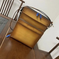 벨루티 메신저백