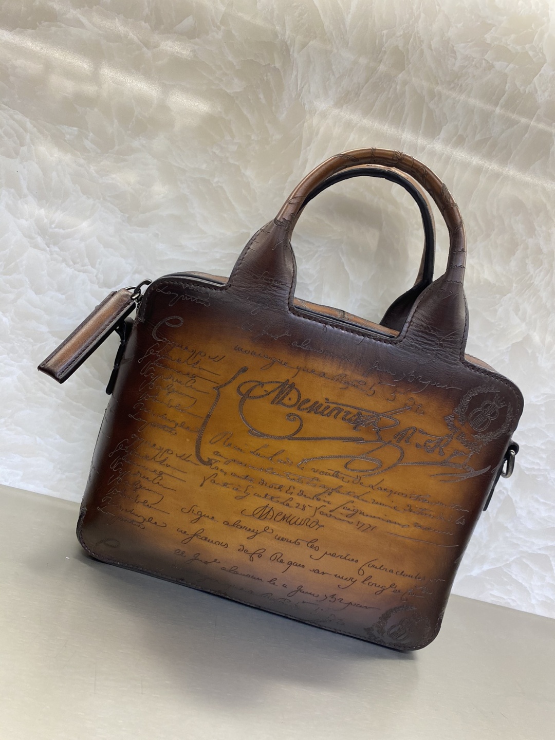 벨루티 메신저백