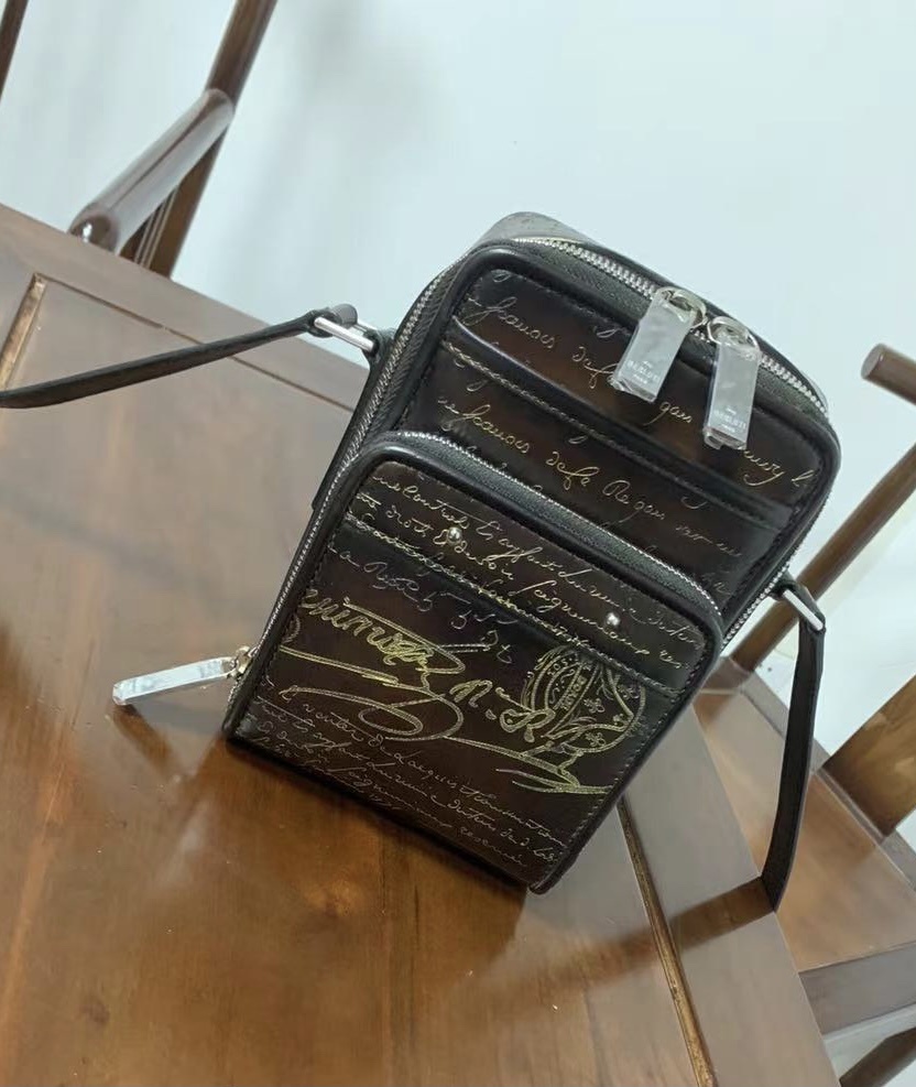 벨루티 메신저백