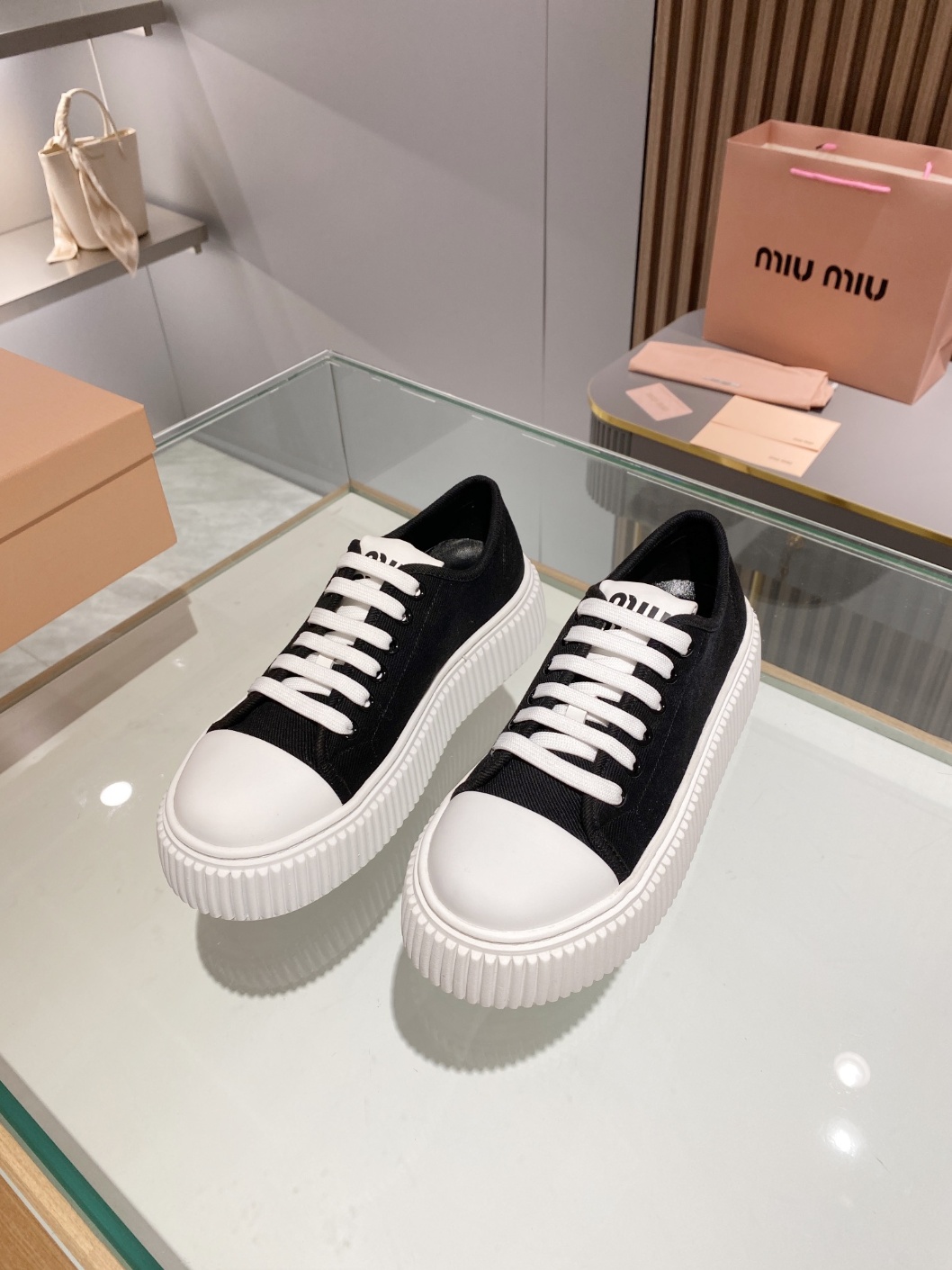 미우미우 스니커즈