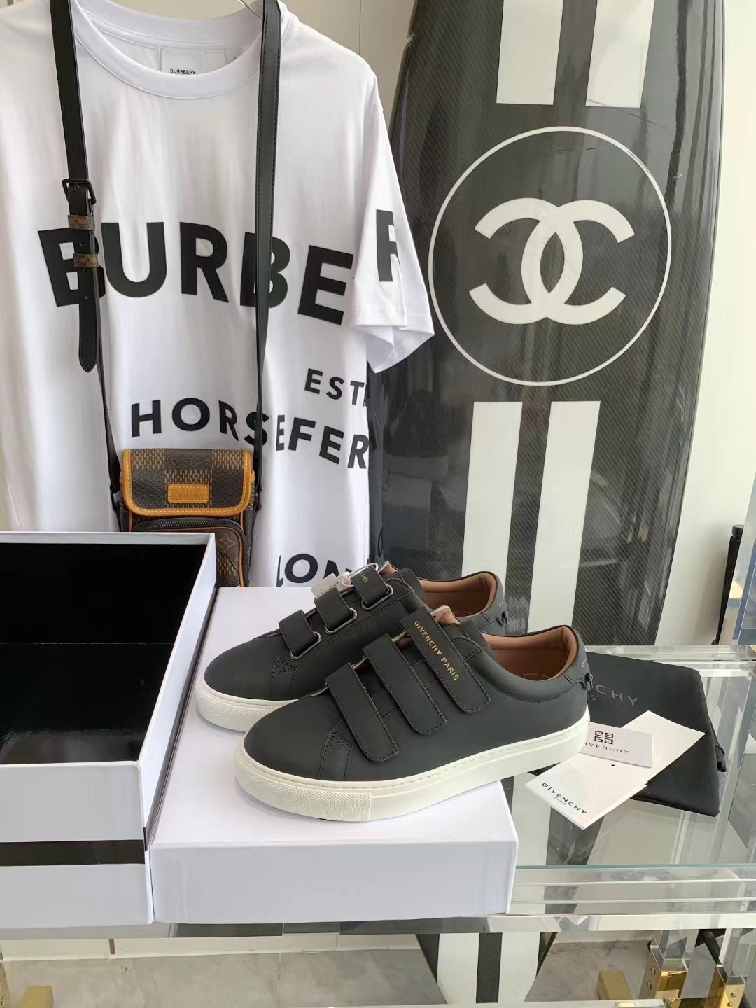 지방시 스니커즈