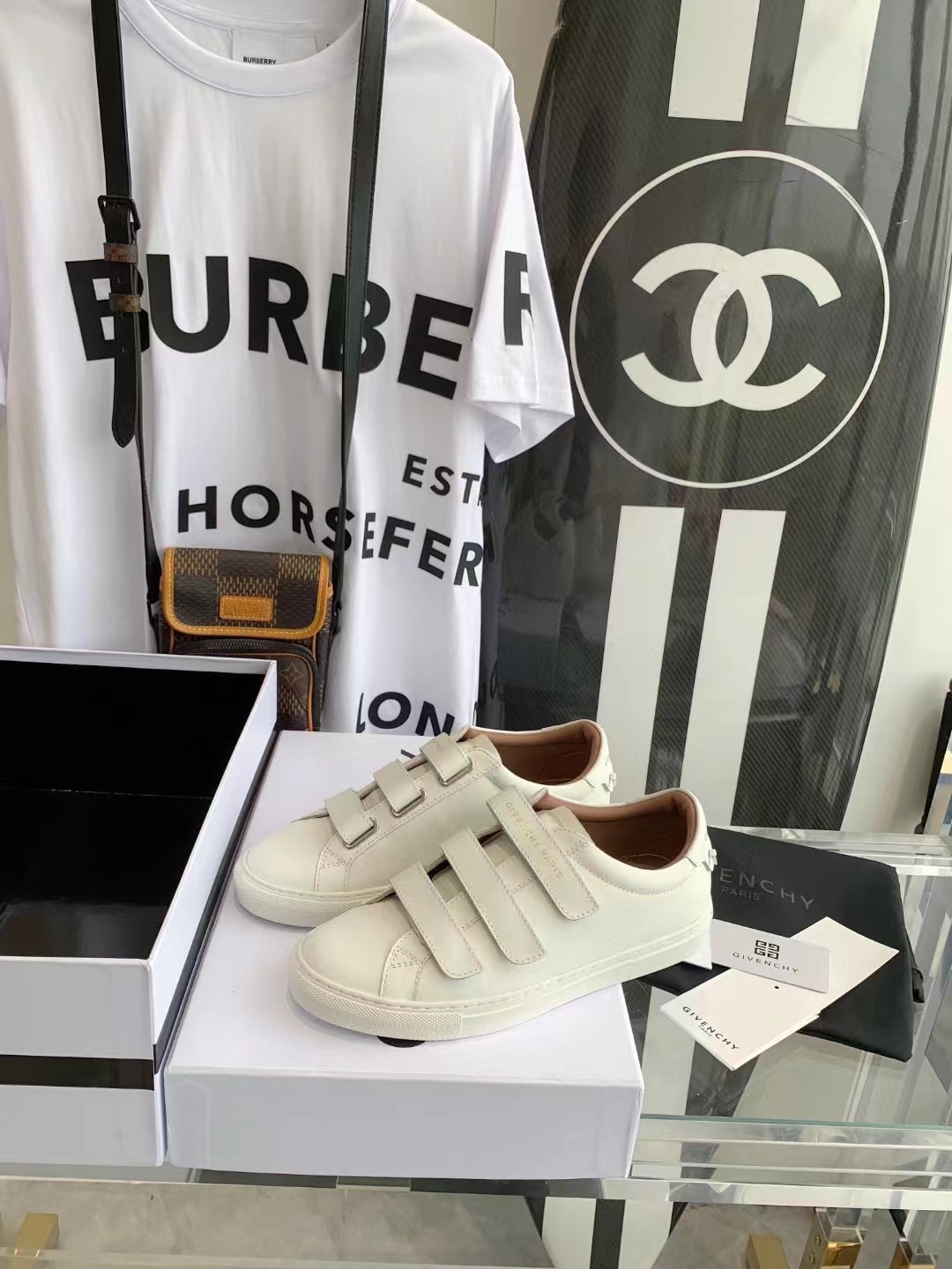 지방시 스니커즈