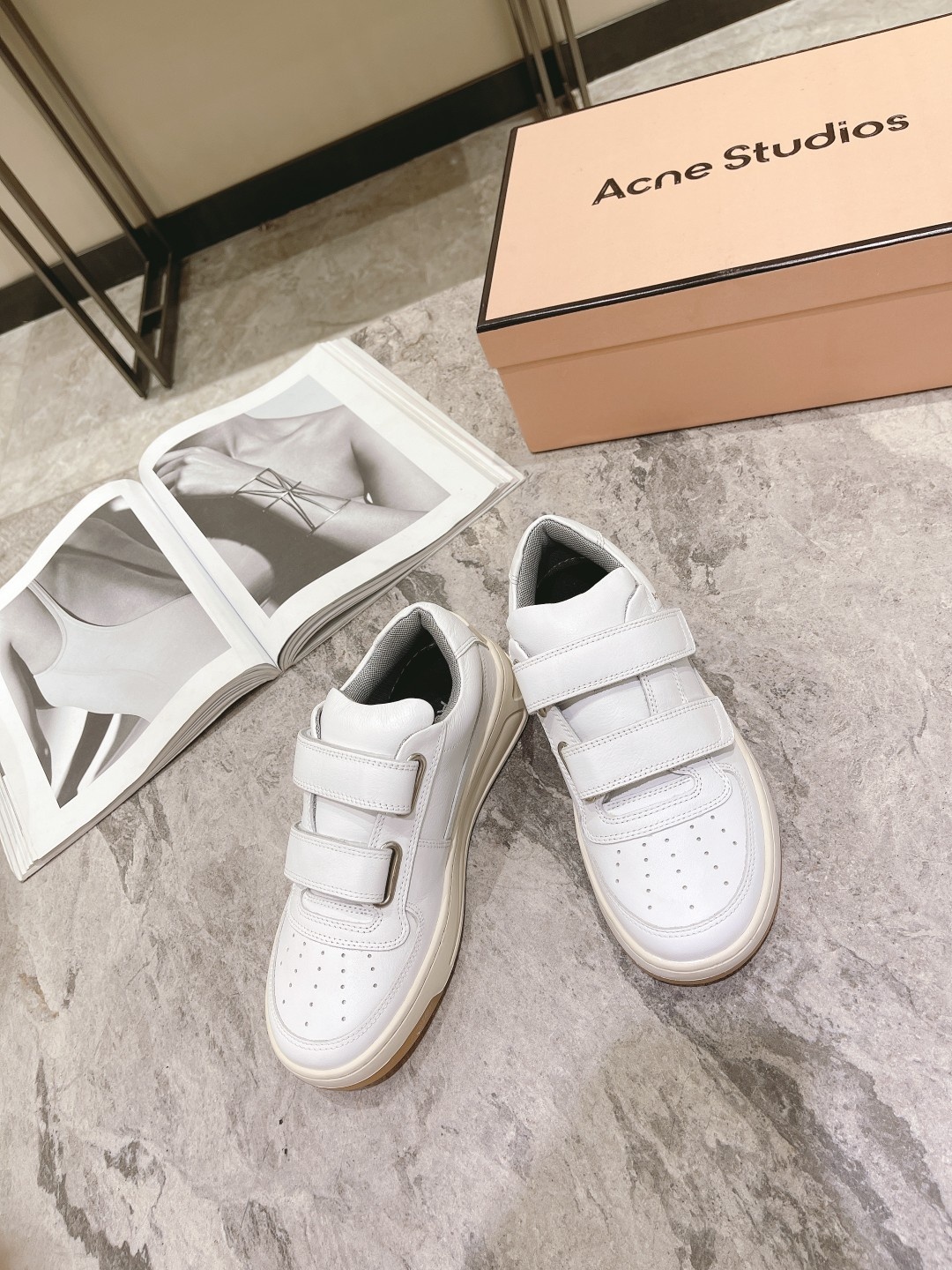 아크네 스니커즈