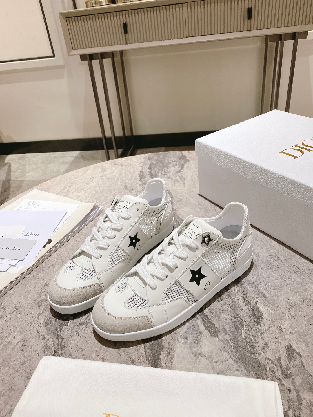 디올 스니커즈