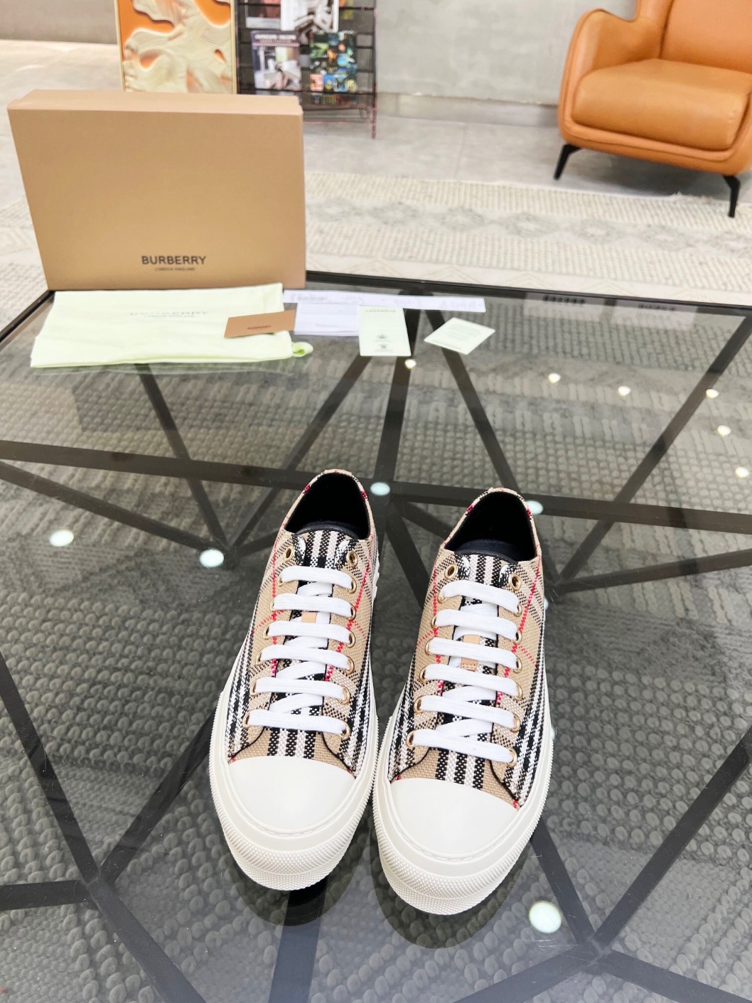 버버리 스니커즈