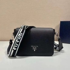 프라다 레더숄더백