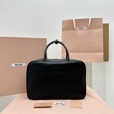 미우미우 엠보로고볼링백