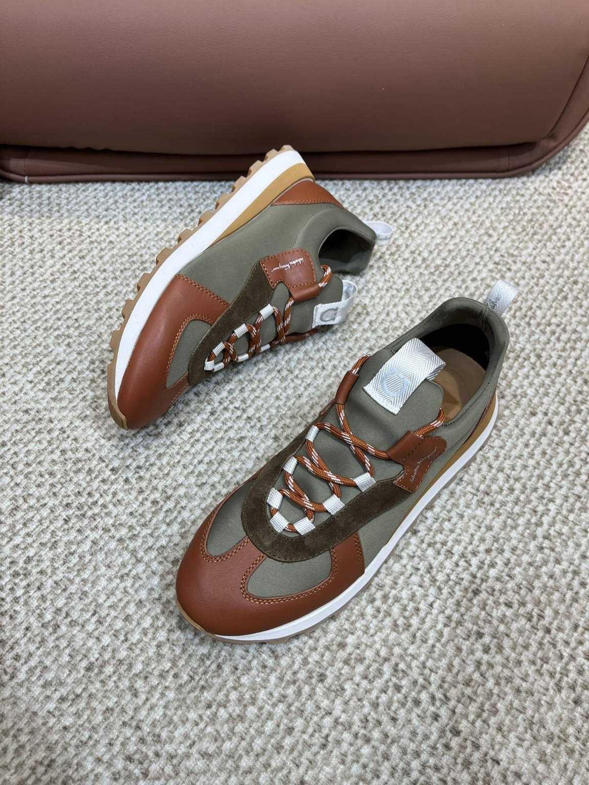 페라가모 스니커즈