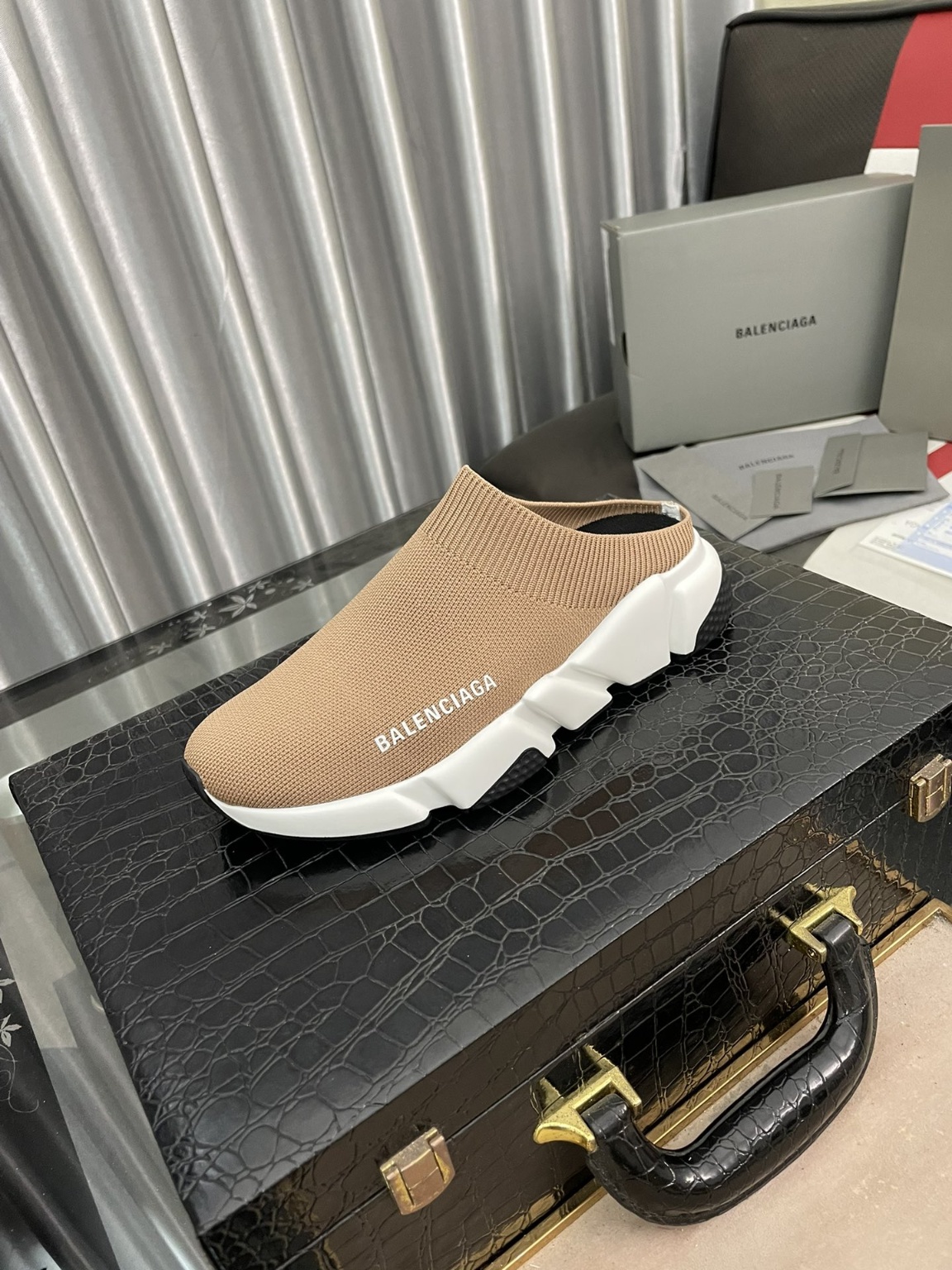 발렌시아가 뮬스니커즈