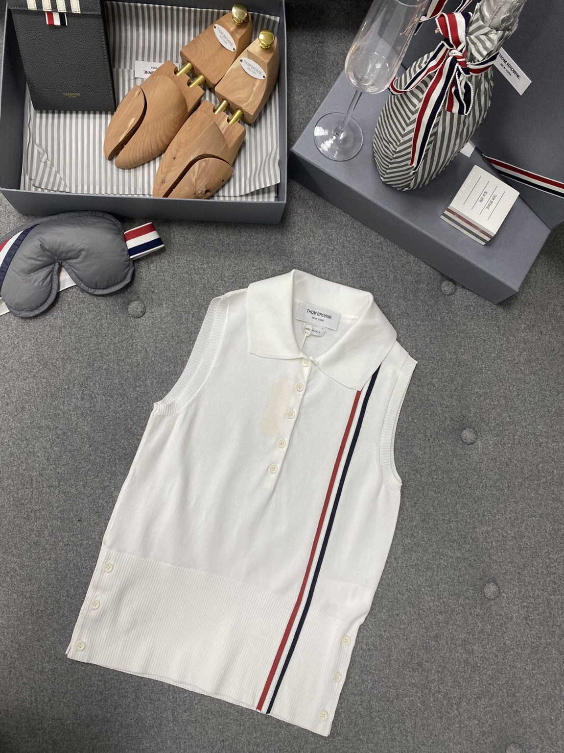 톰브라운 민소매니트