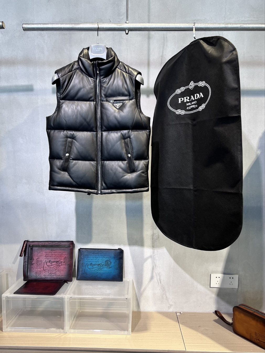 프라다 가죽패딩조끼