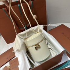 로로피아나 엑스트라케이스