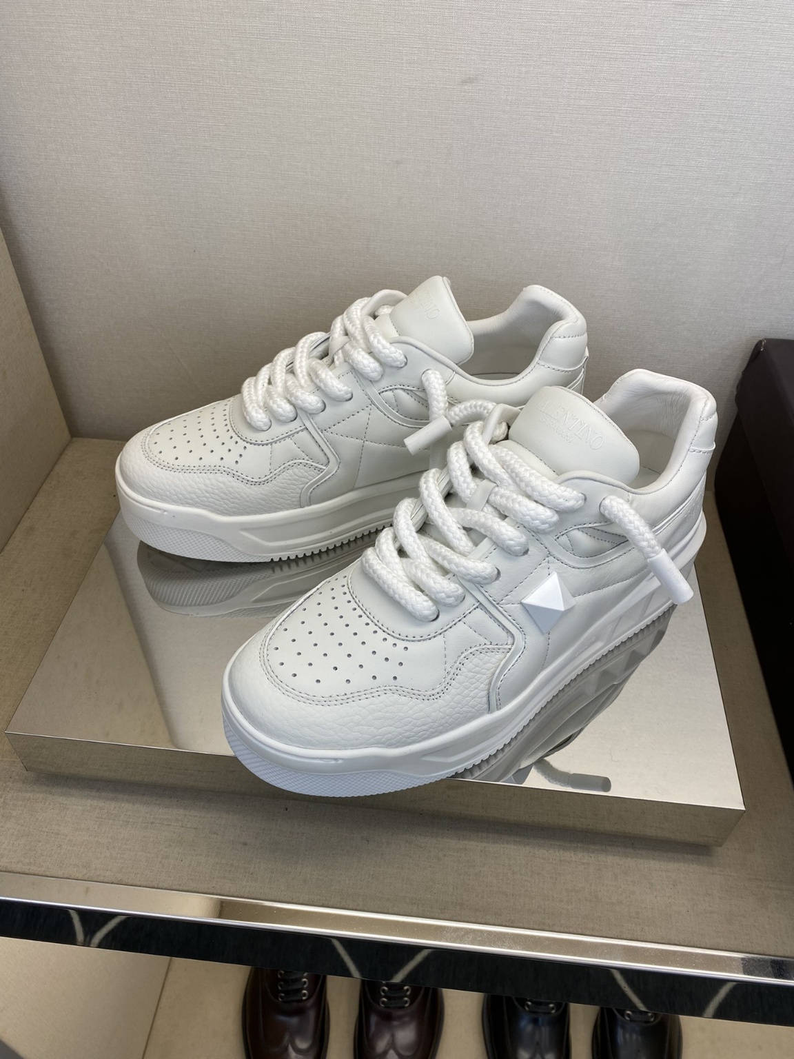발렌티노 스니커즈