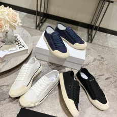 셀린는 스니커즈