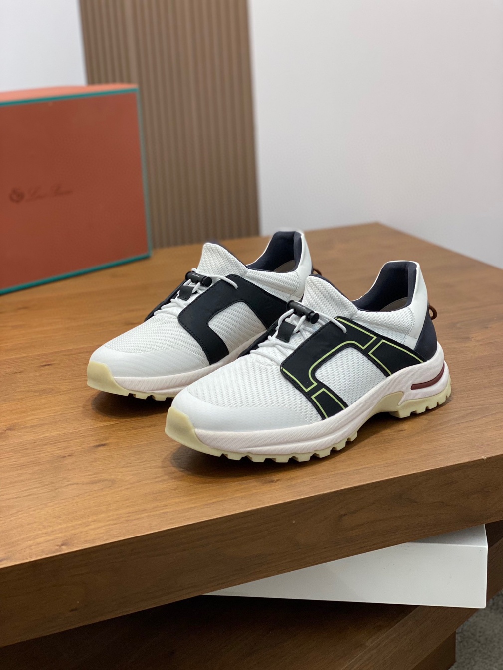 로로피아나 스니커즈