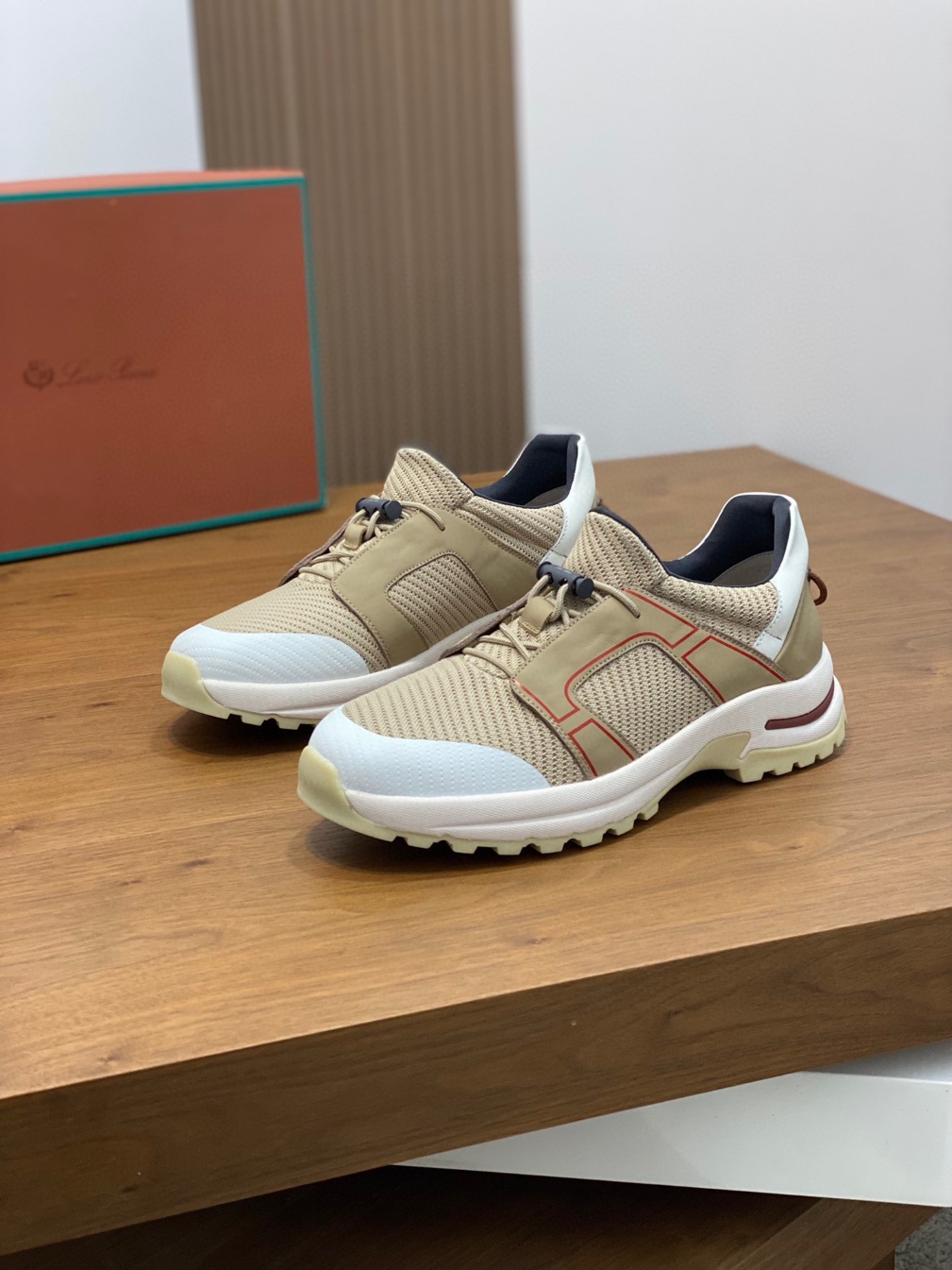 로로피아나 스니커즈