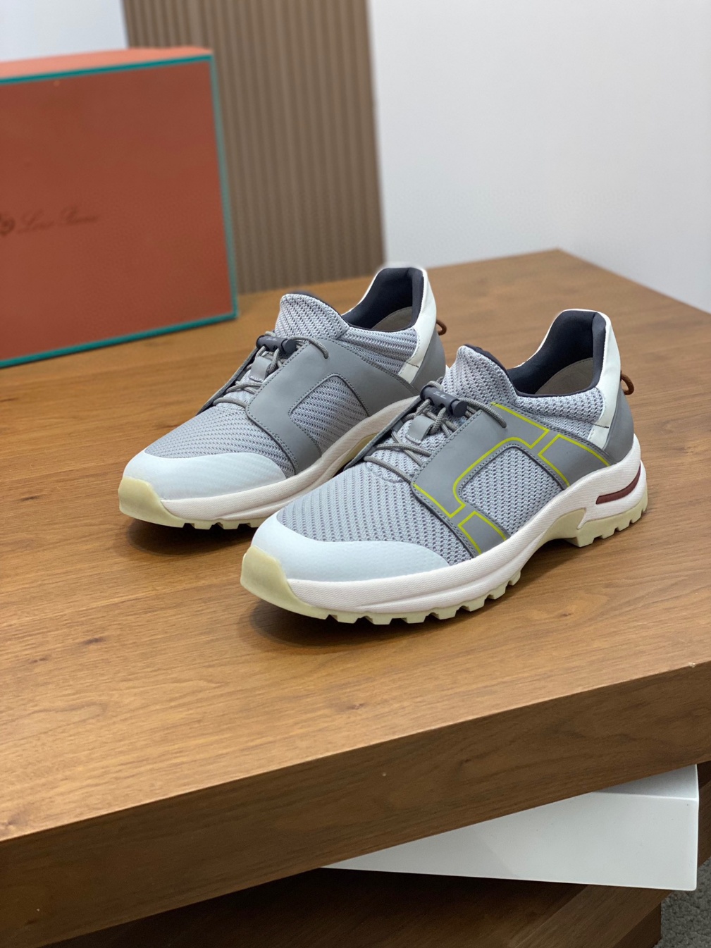 로로피아나 스니커즈