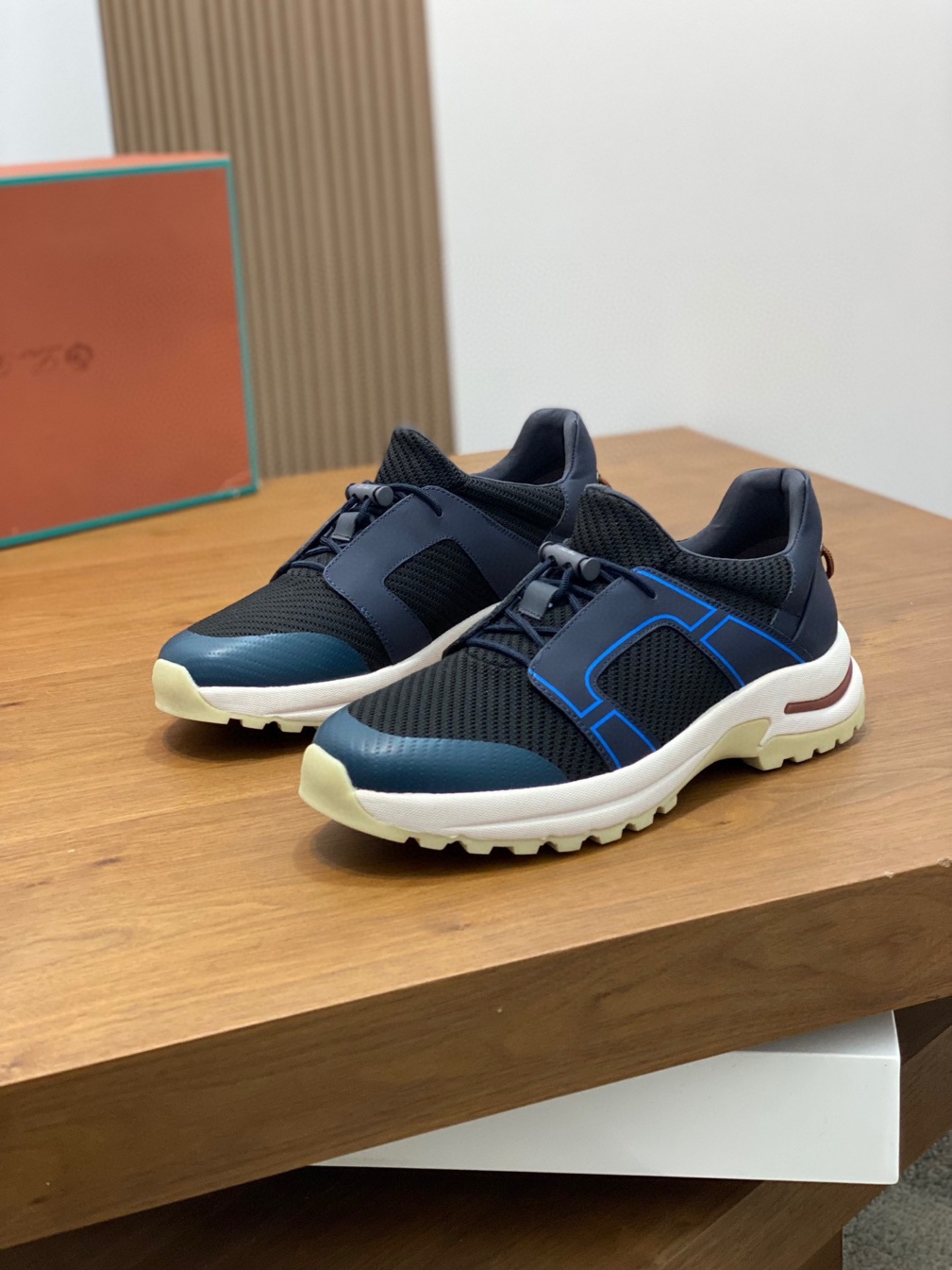 로로피아나 스니커즈