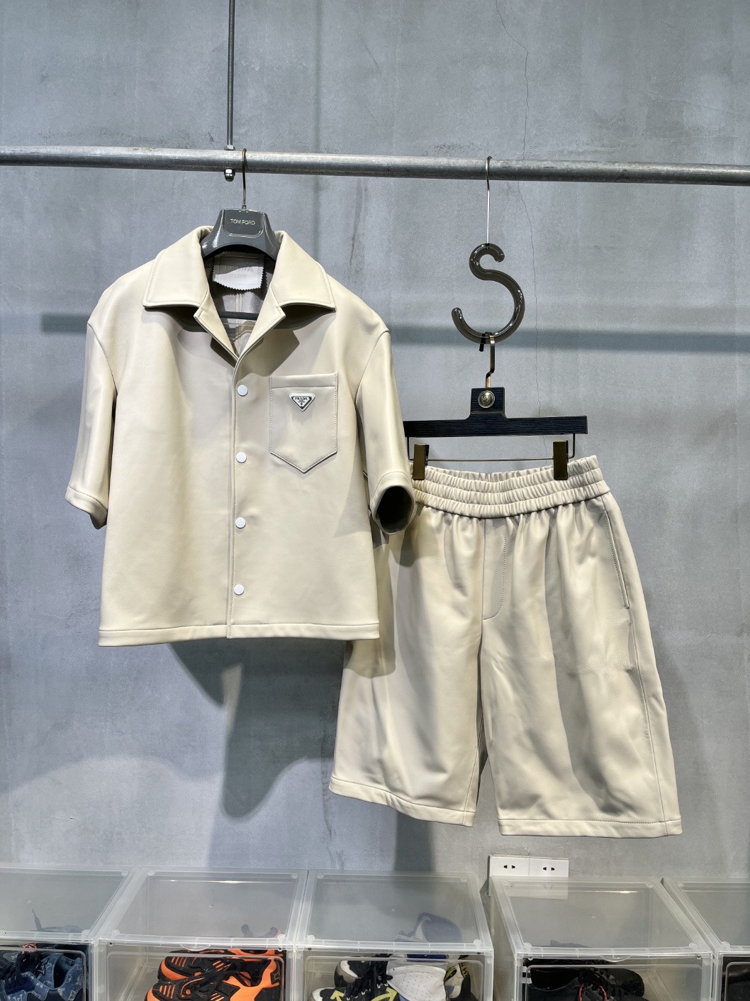 프라다 가죽투피스