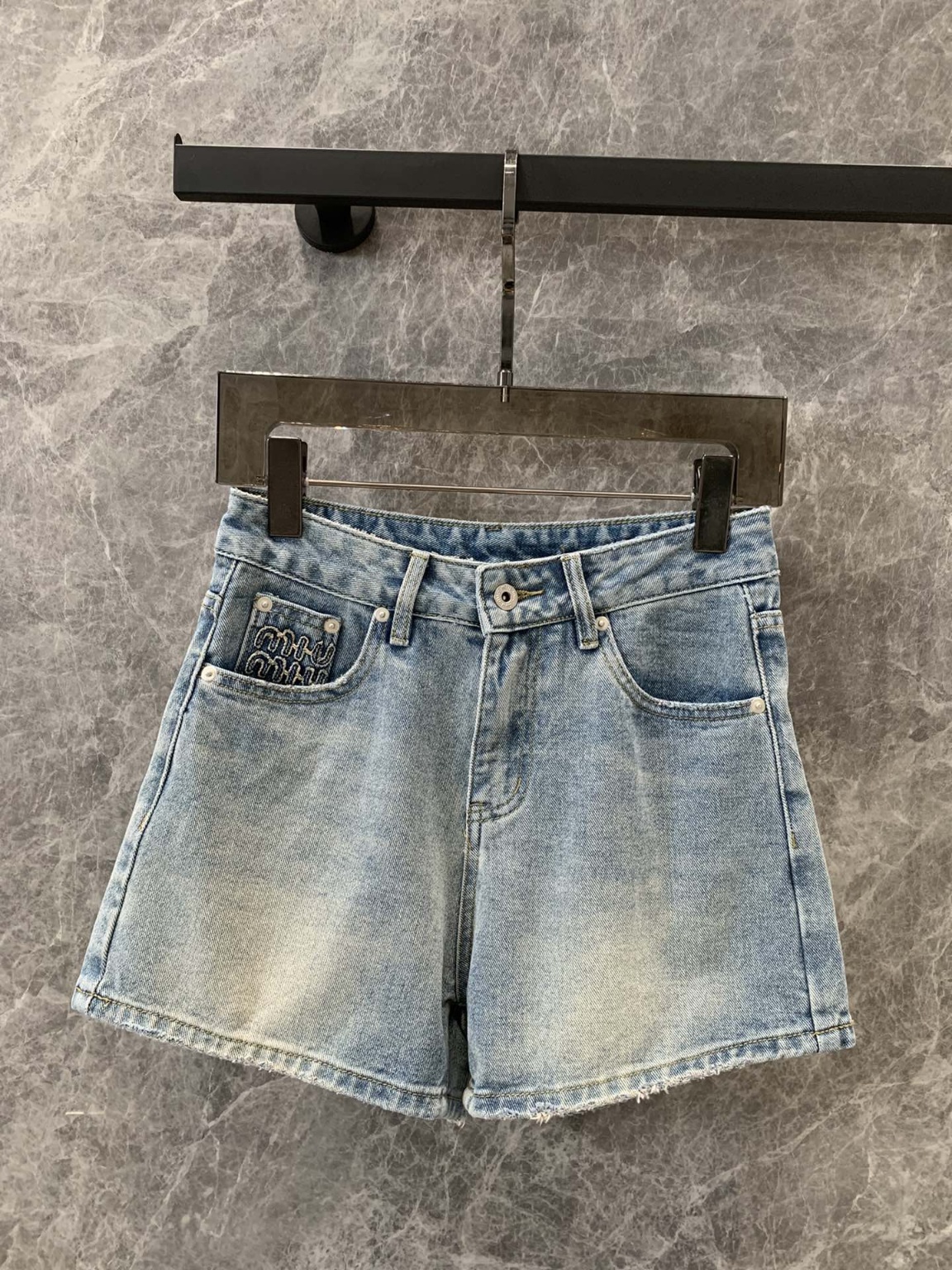 미우미우 반바지