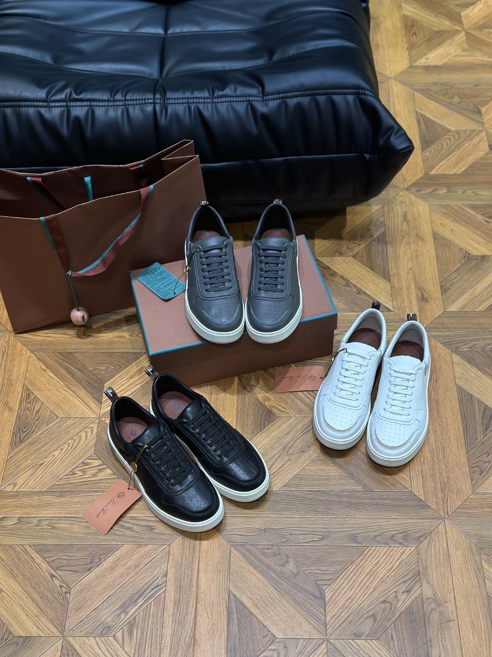 로로피아나 스니커즈