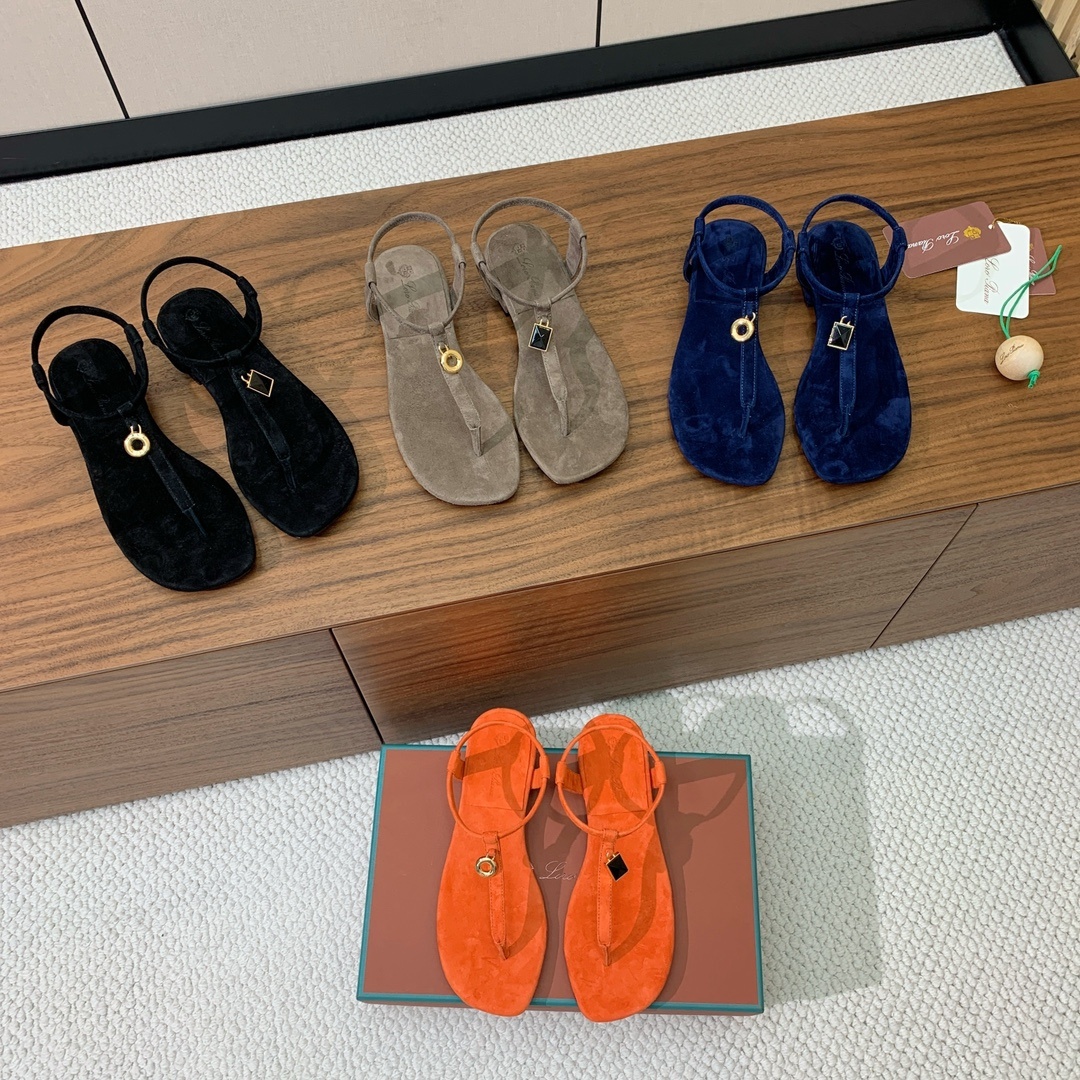 로로피아나 샌들