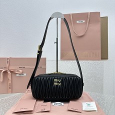 미우미우 마테라쎄나파가죽숄더백