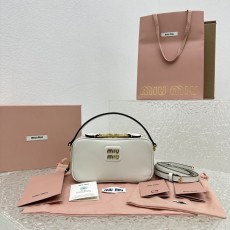 미우미우 나파가죽숄더백