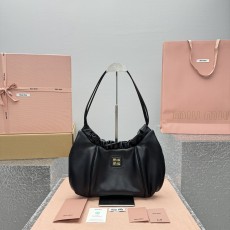 미우미우 레더숄더백