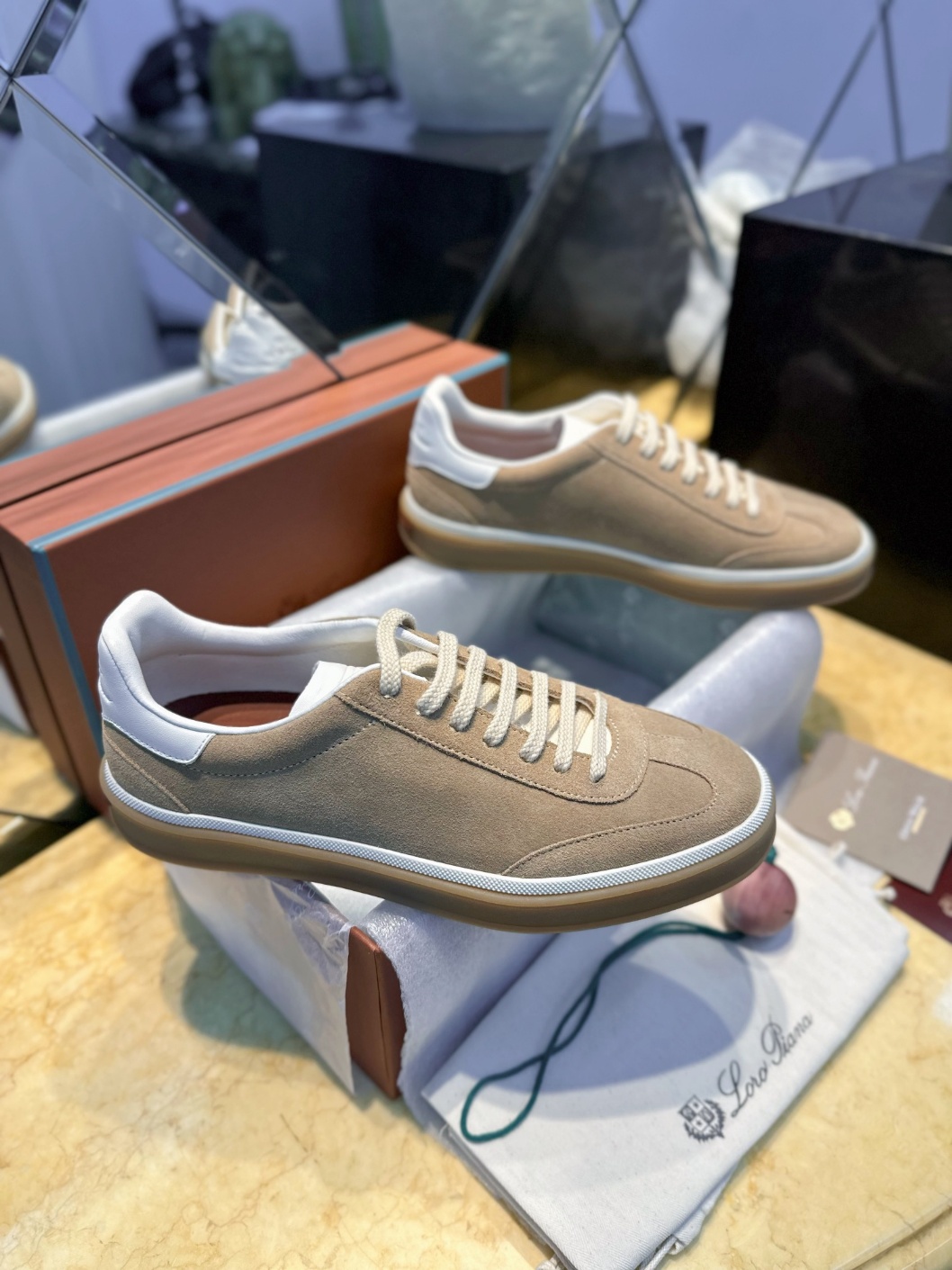로로피아나 스니커즈