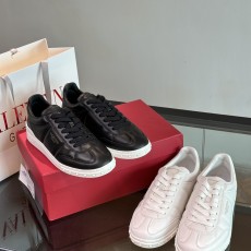 발렌티노 스니커즈