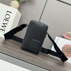 로에베 버티컬크로스바디포켓인새틴