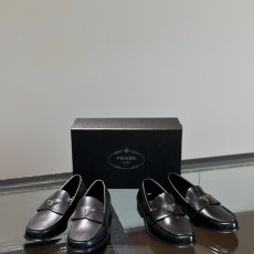 프라다 로퍼