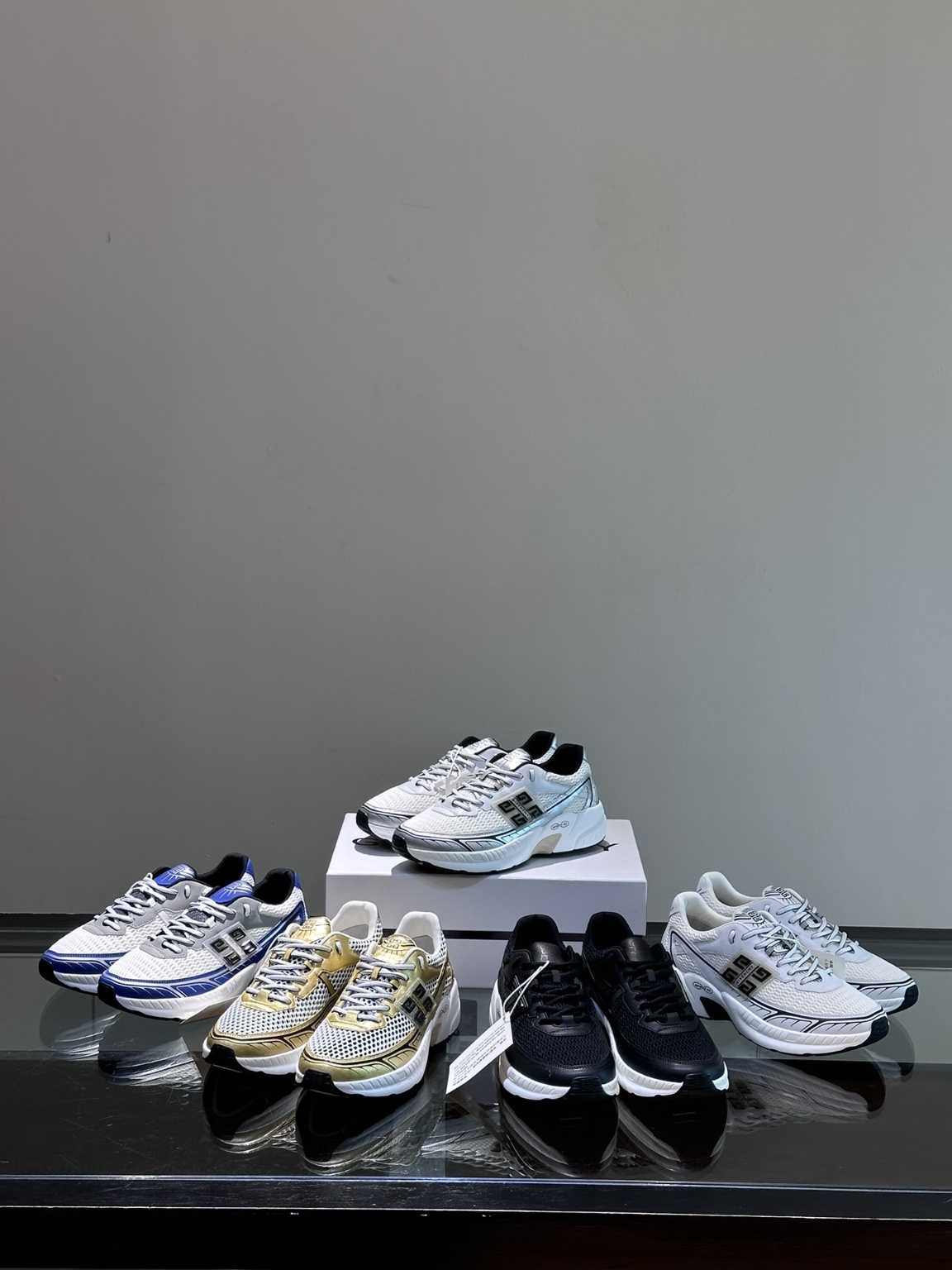 지방시 스니커즈