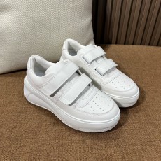 아크네 스니커즈