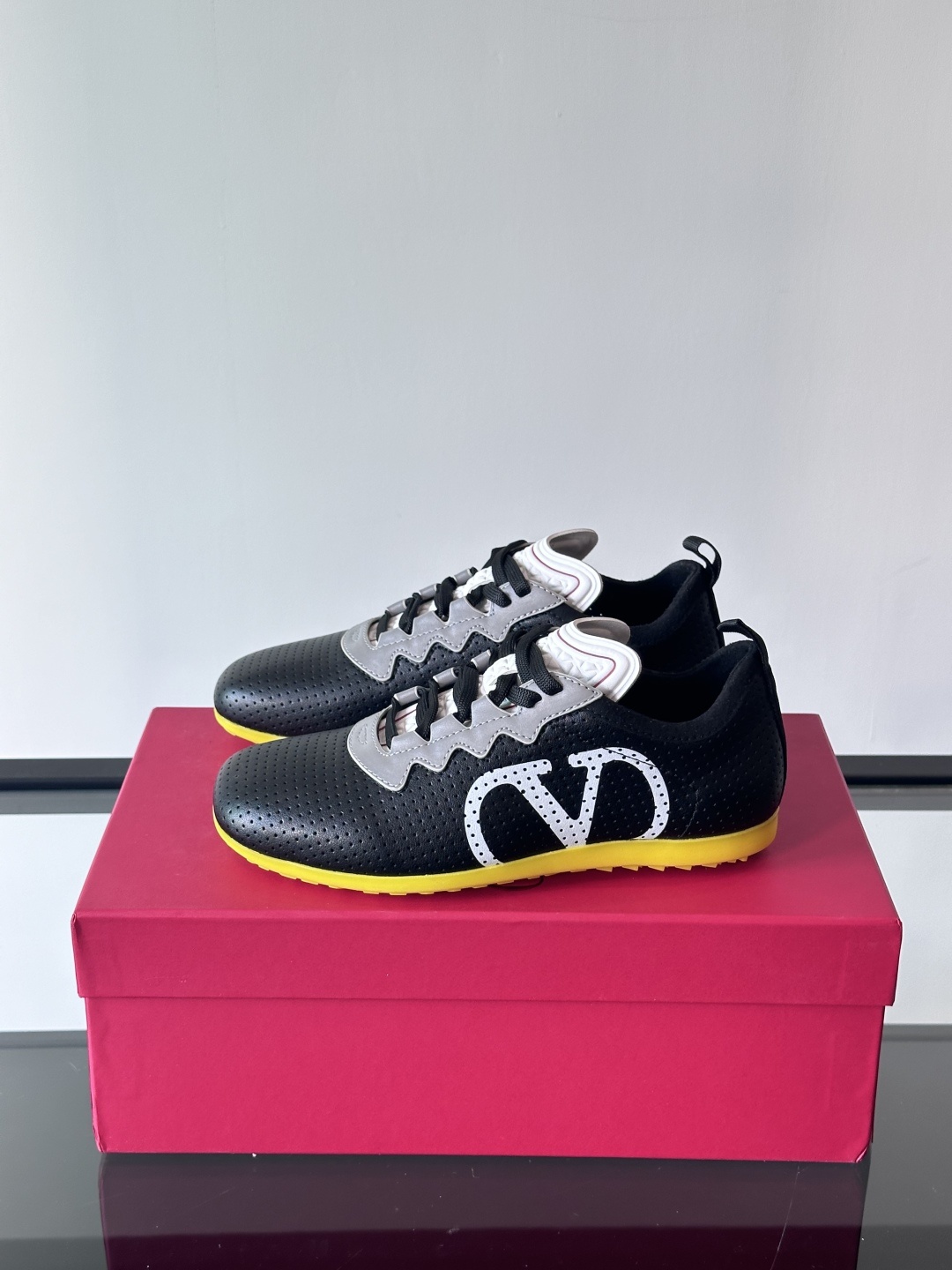 발렌티노 스니커즈