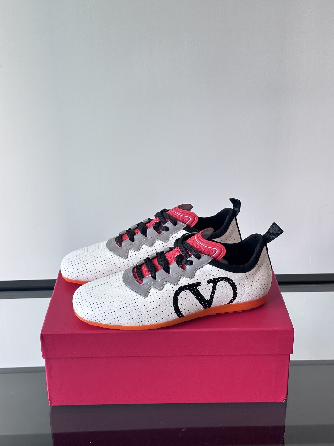 발렌티노 스니커즈