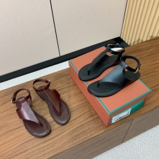 로로피아나 샌들