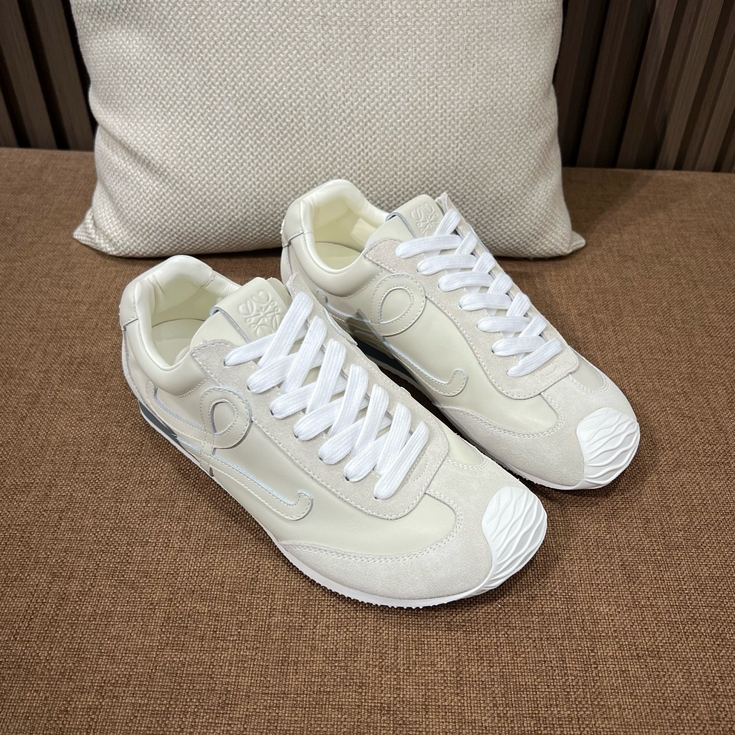 로에베 스니커즈