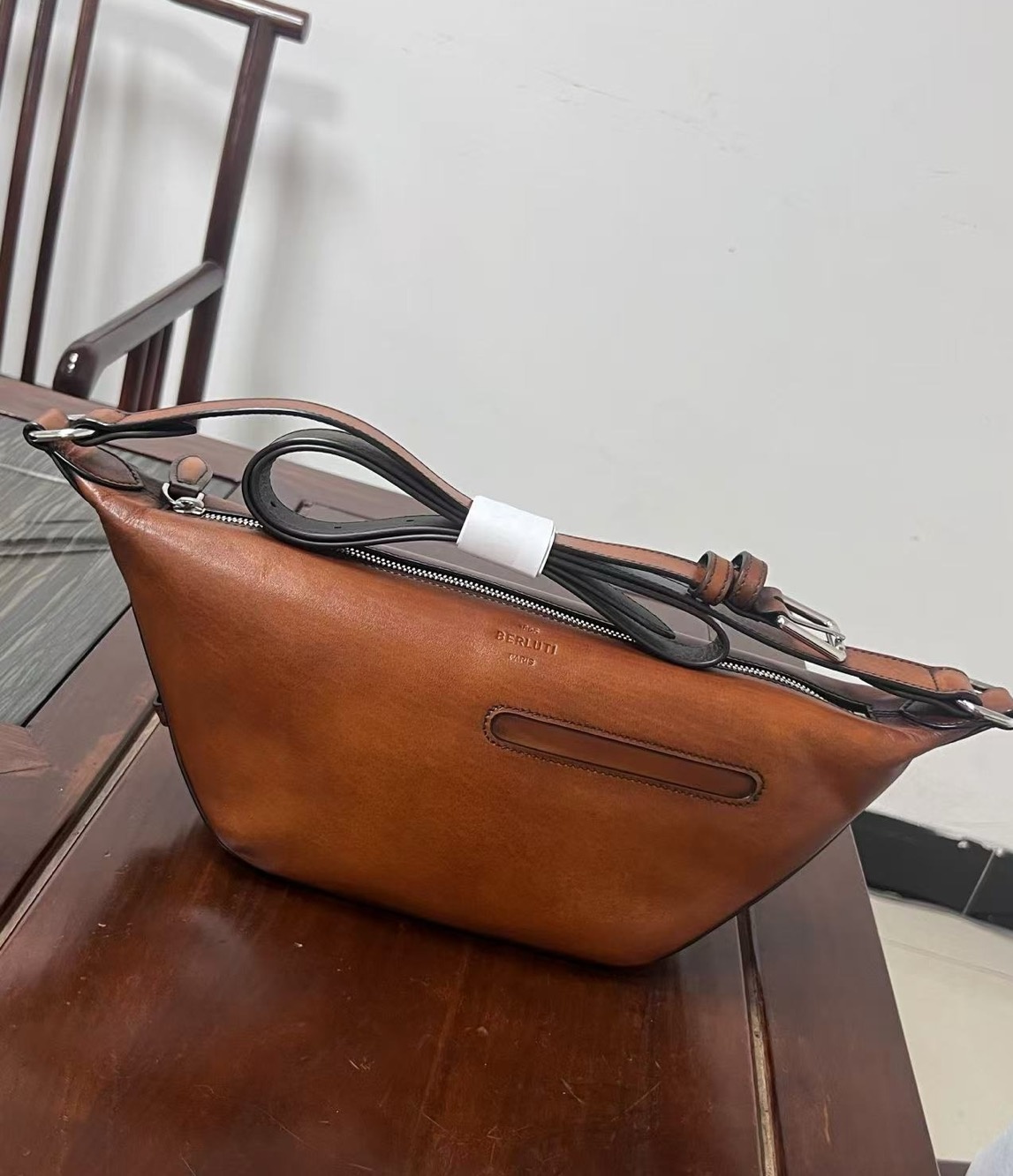 벨루티 크로스백