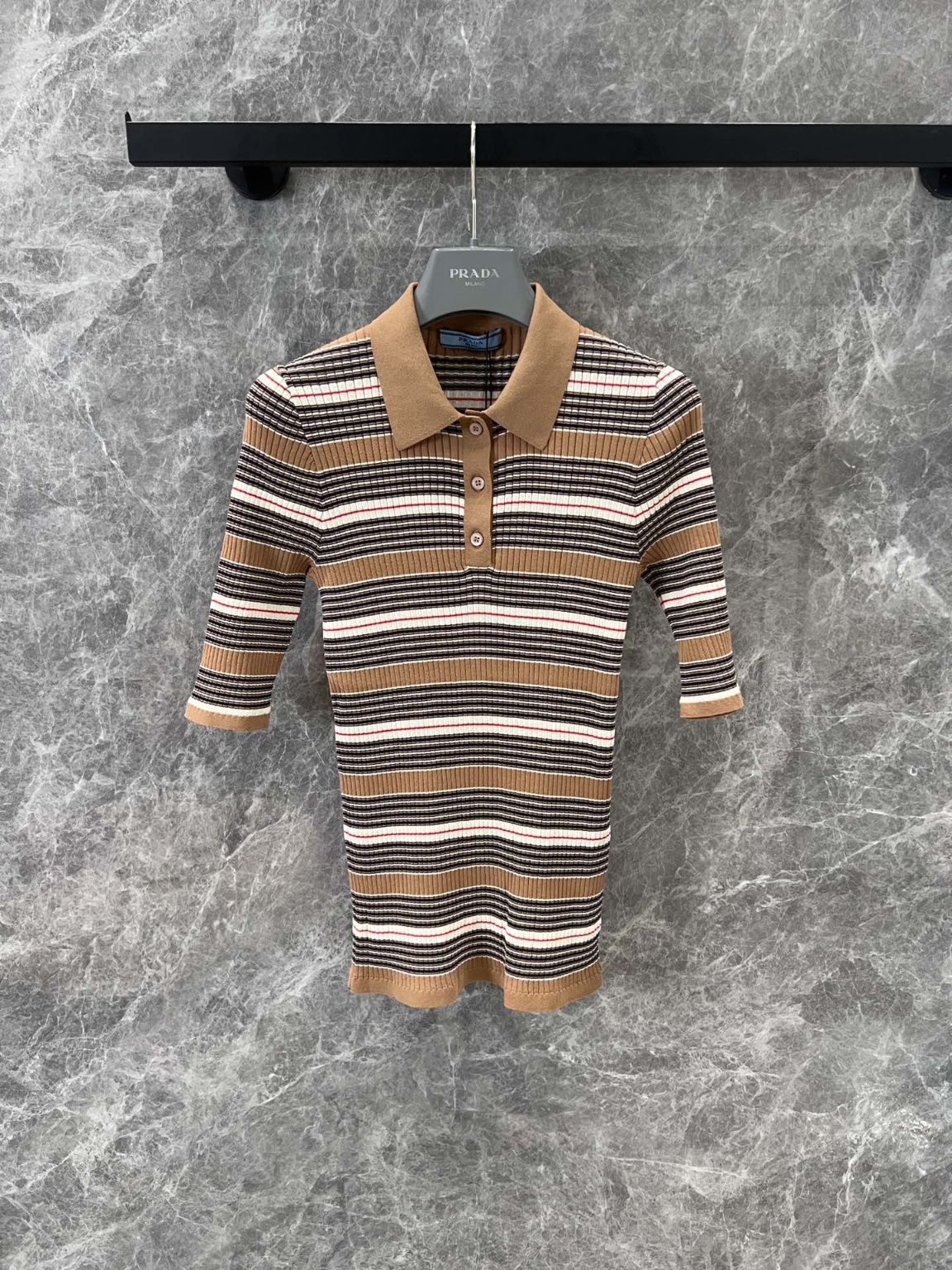 프라다 반팔니트