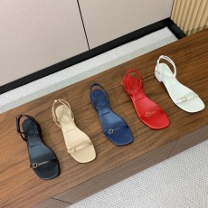 로로피아나 샌들