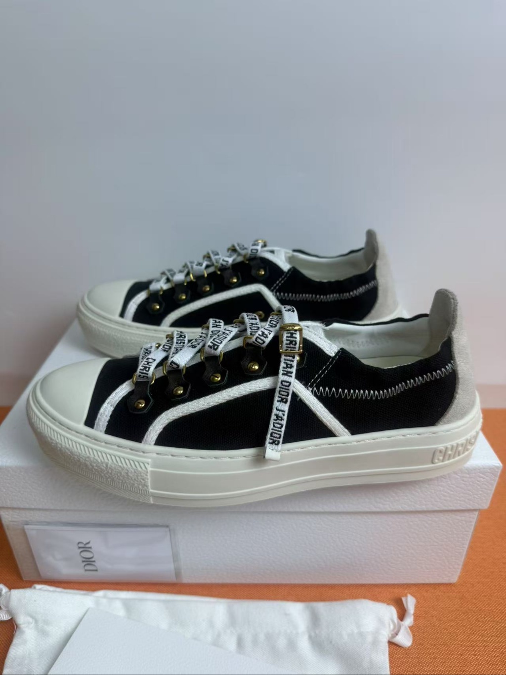 디올 스니커즈(헬로)