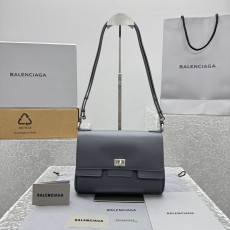 발렌시아가 벨에어플랩백