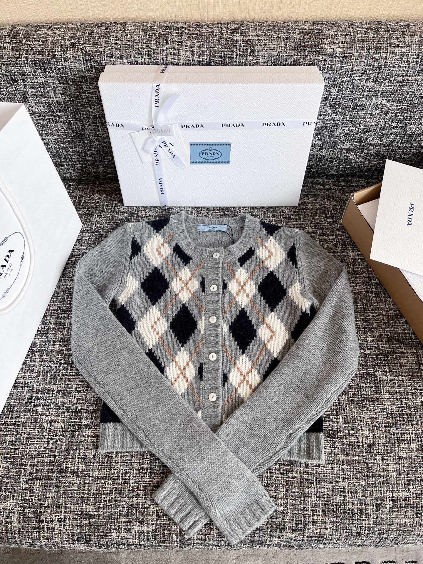 프라다 가디건