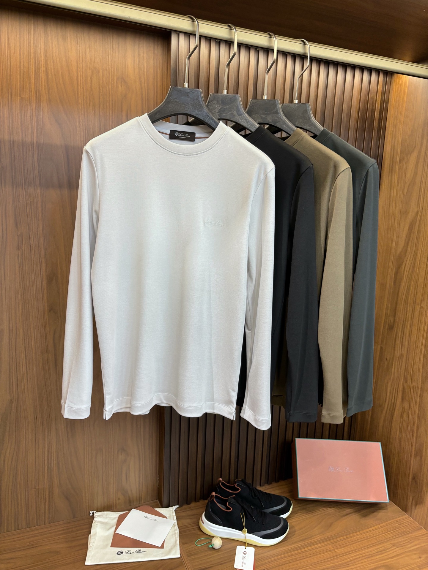 로로피아나 티셔츠