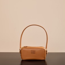 미우미우 로고레더포쉐트숄더백